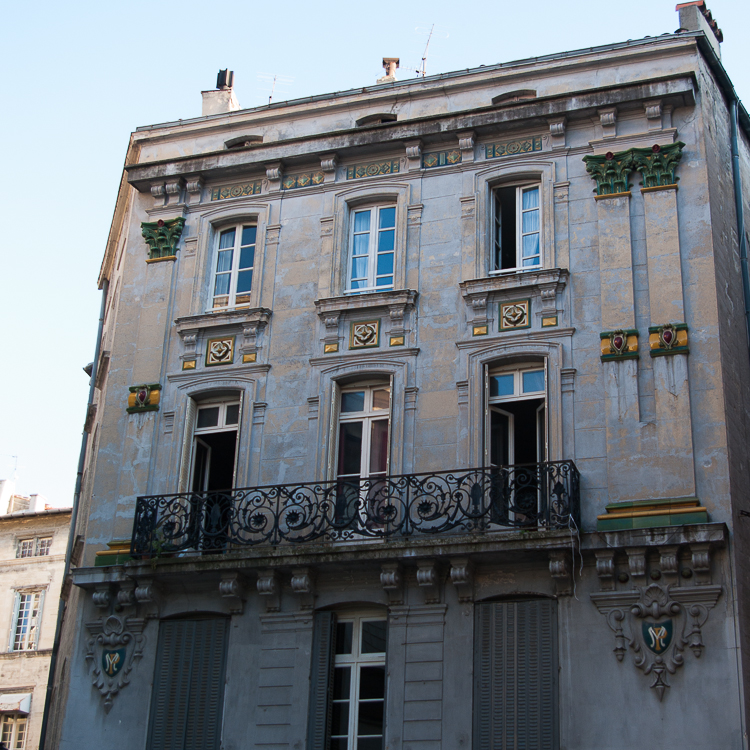 facade-avignon-ornements-email