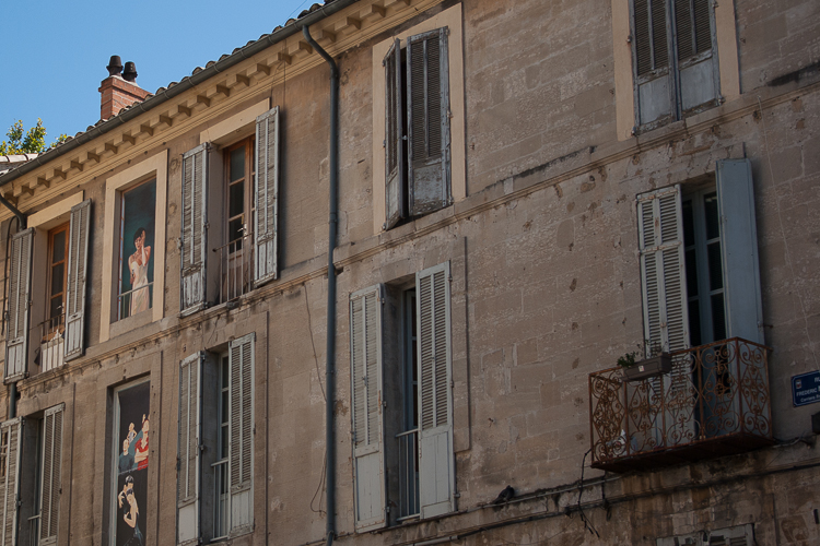 facade-ville-avignon-streetart