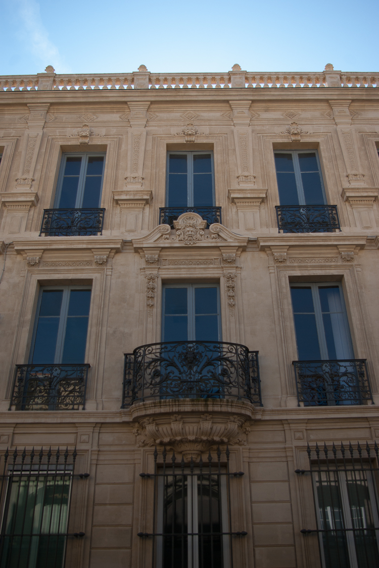 facade-ville-avignon