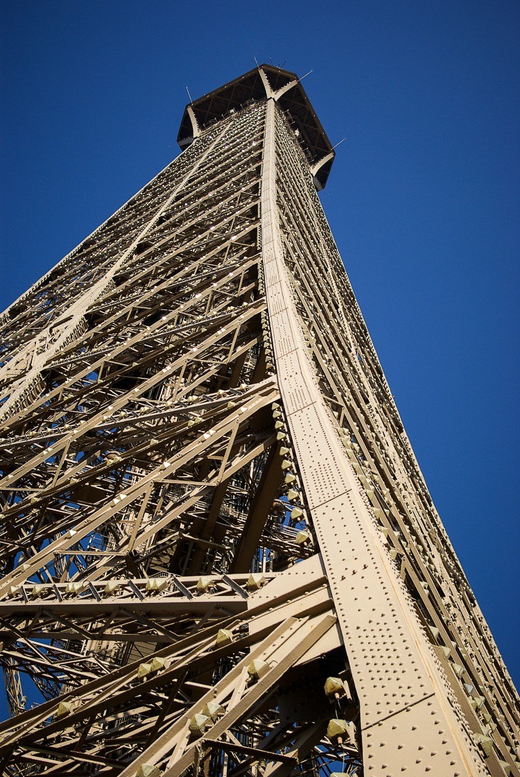 Paris-tour-eiffel-contre-plongee