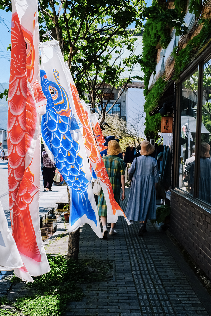 Femmes et koinobori à Matsumoto